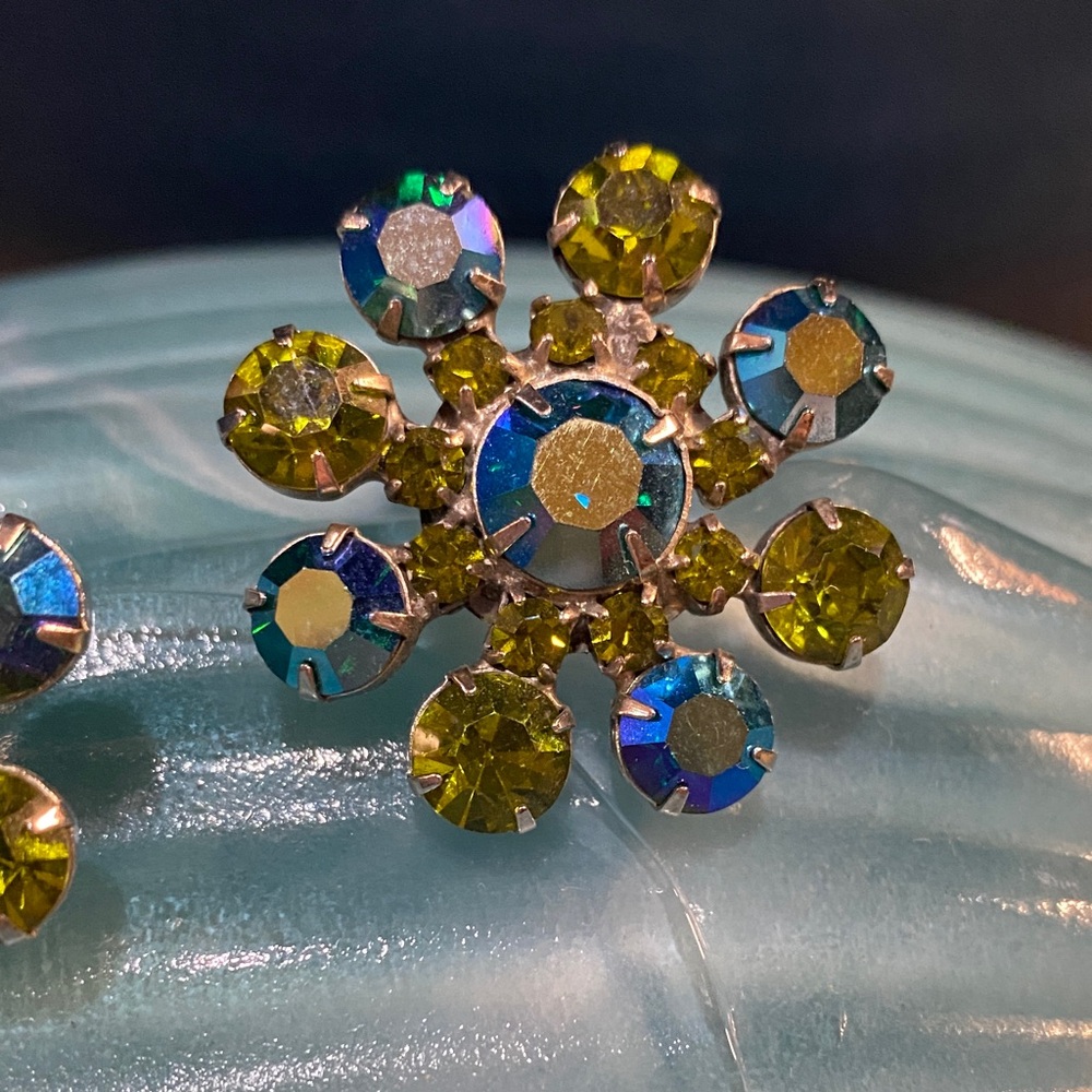 Elegant Vintage Clip Earrings - Picture 3 of 8